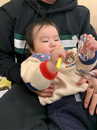 歯医者さんデビューが早い子ほど、
                    将来にわたり、むし歯になりにくいことをご存知ですか？